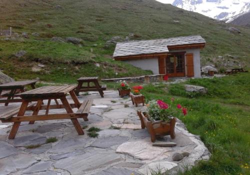 Le Refuge d'Entre-Deux-Eaux à Val Cenis Termignon - La terrasse avec ses tables de pique-nique