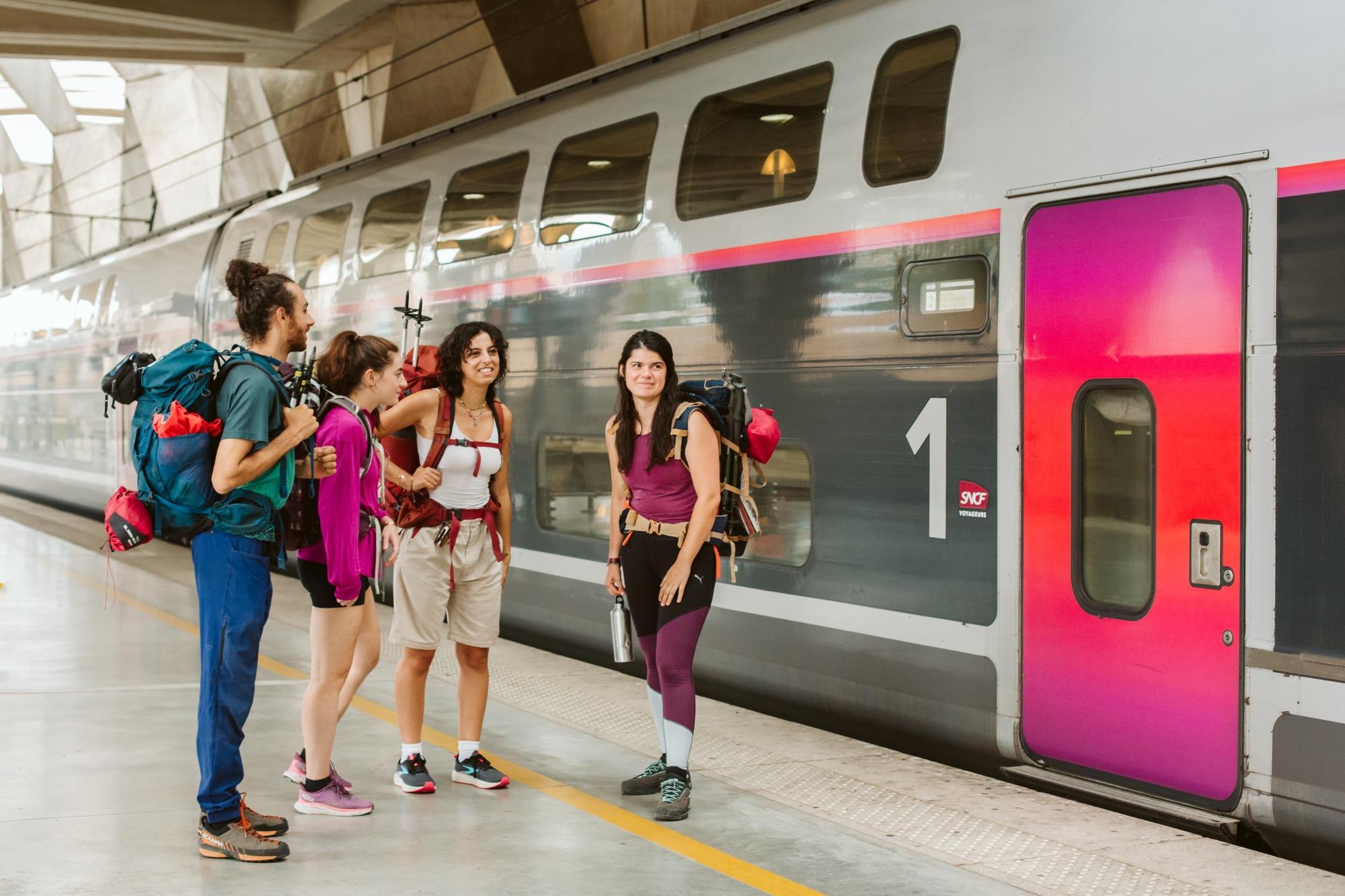 Groupe de voyageurs en train