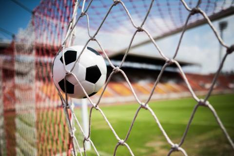 Tournoi de foot à Valfréjus - Ballon de foot dans une cage