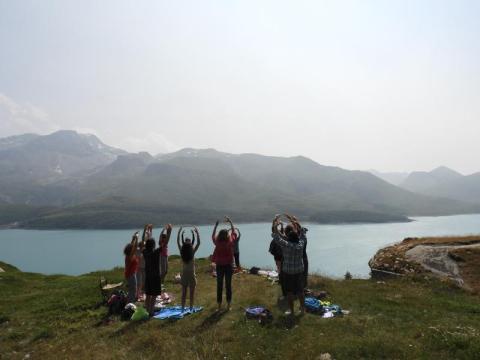 Initiation à la médecine chinoise à Val Cenis-Termignon - Groupe des personnes pratiquant le Qi Qong au-dessus du lac du Mont Cenis