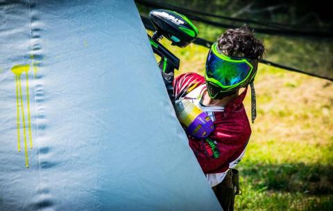 Archery Game à Bonneval sur Arc - Homme pratiquant du paintball