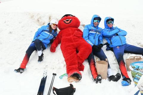 Déambulation Timy la mascotte_Bessans - Timy couché dans la neige avec des skieurs