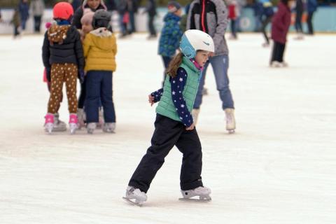 Animation à la patinoire de Bonneval - Gros plan  sur une petite fille qui fait du patin à glace