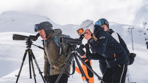 Observation de la faune hivernale à la longue-vue lors du rendez-vous avec les agents du Parc National de la Vanoise à Val d'Isère - Observation de la faune hivernale à la longue-vue lors du rendez-vous avec les agents du Parc National de la Vanoise à Val d'Isère