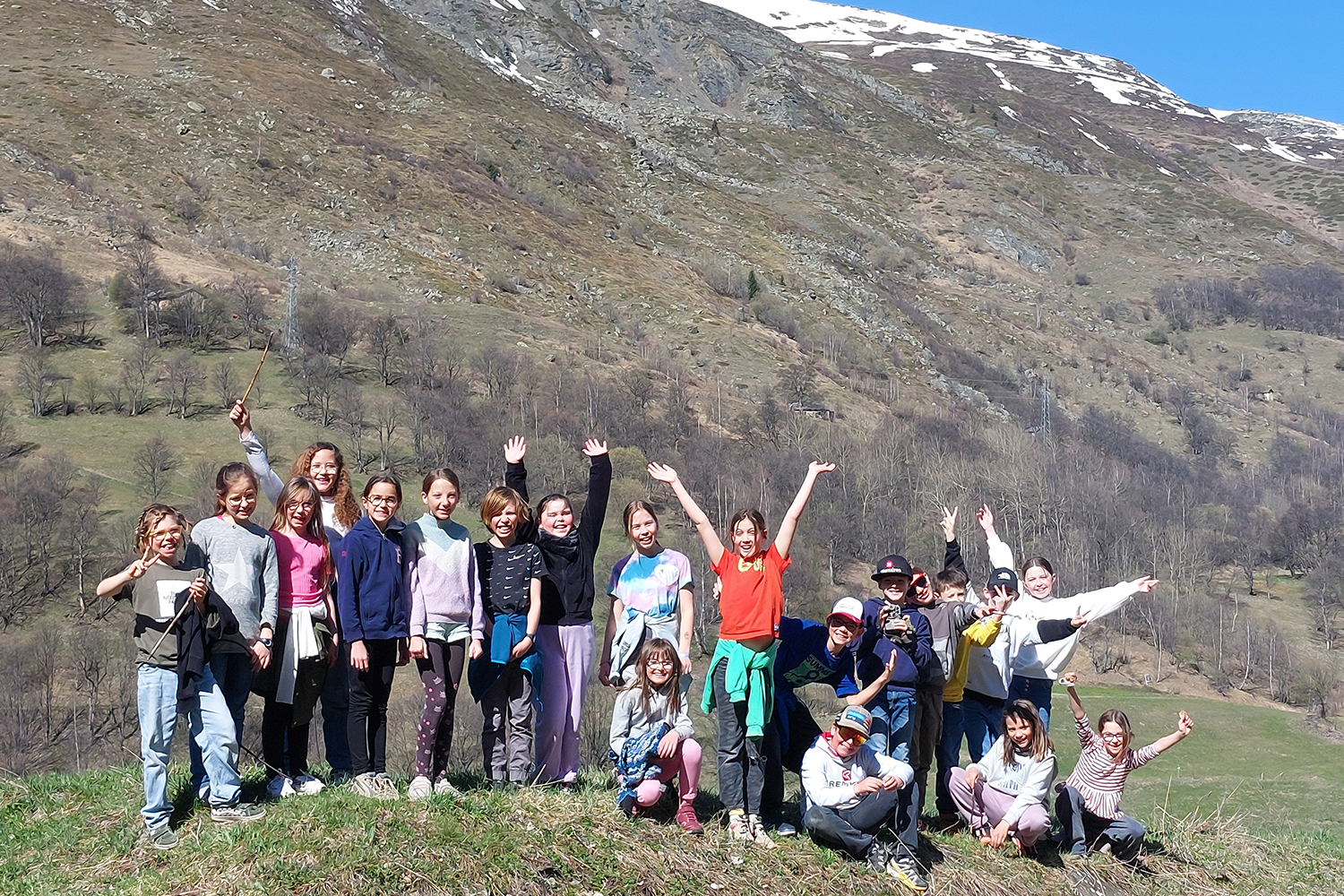 Les enfants de l'école de Praranger (Les Belleville) en sortie sur l'aire terrestre éducative