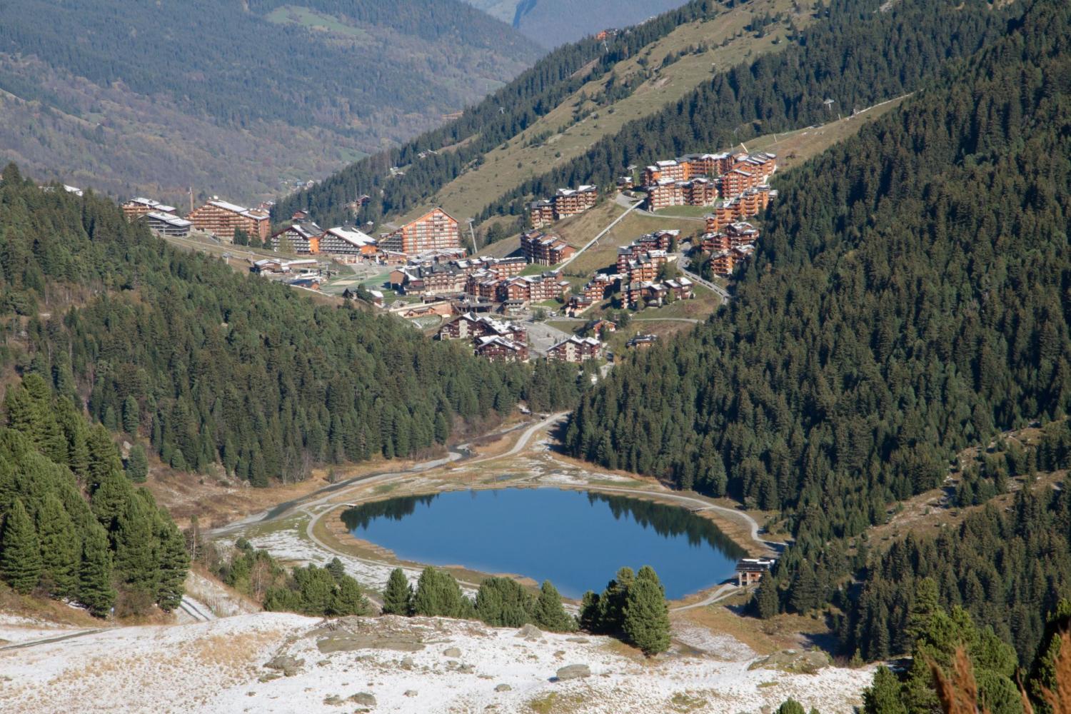 Le Lac de Tueda et la station de Méribel Mottaret