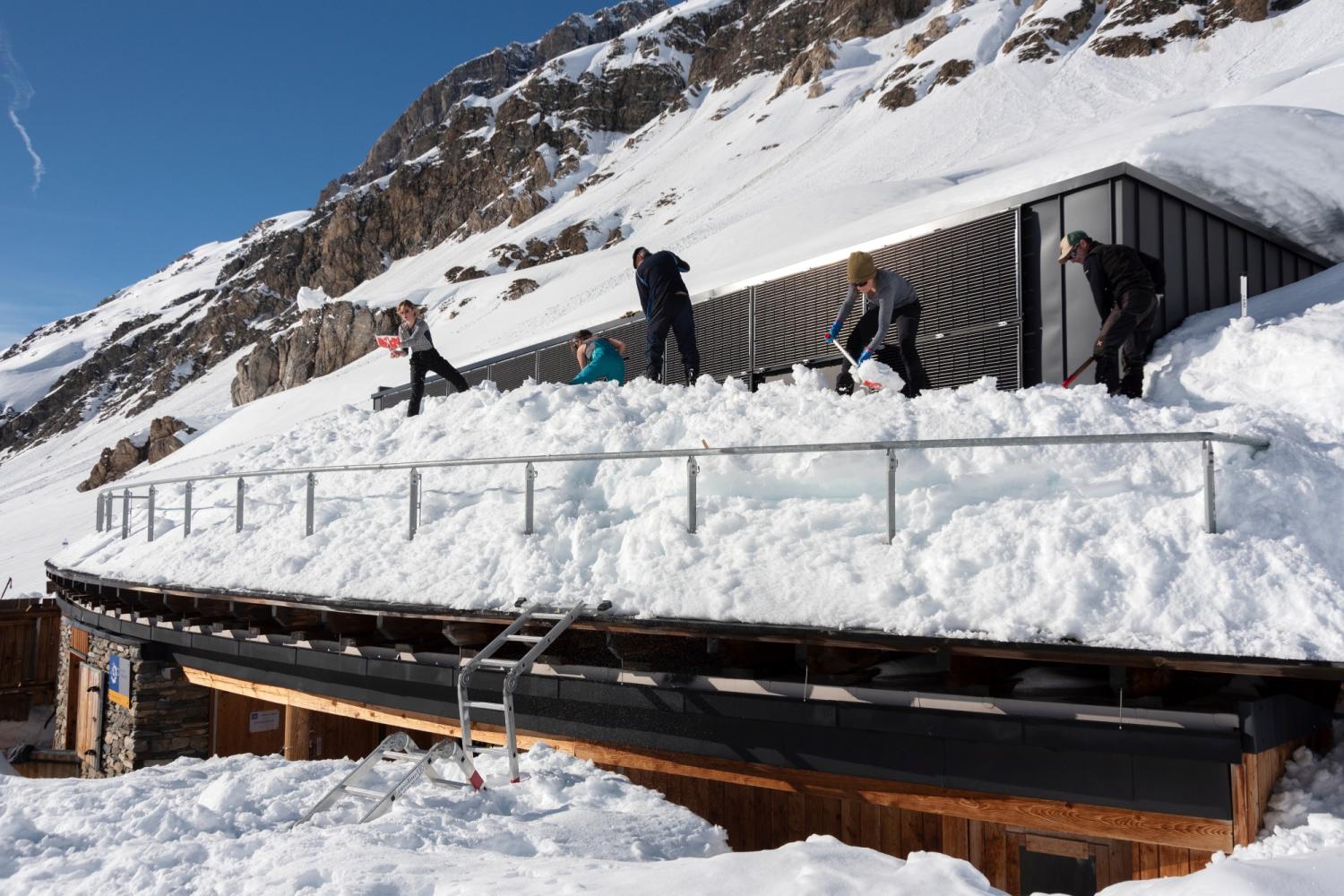 Déneigement des panneaux solaires du refuge de Prariond