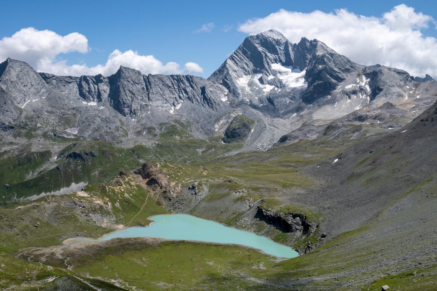 Le lac Blanc et en arrière plan, de gauche à droite : la pointe de l'Observatoire, la cime des Planettes, la pointe de l'Échelle, les pointes de la Partie, le glacier de la Masse, et l'aiguille de Scolette