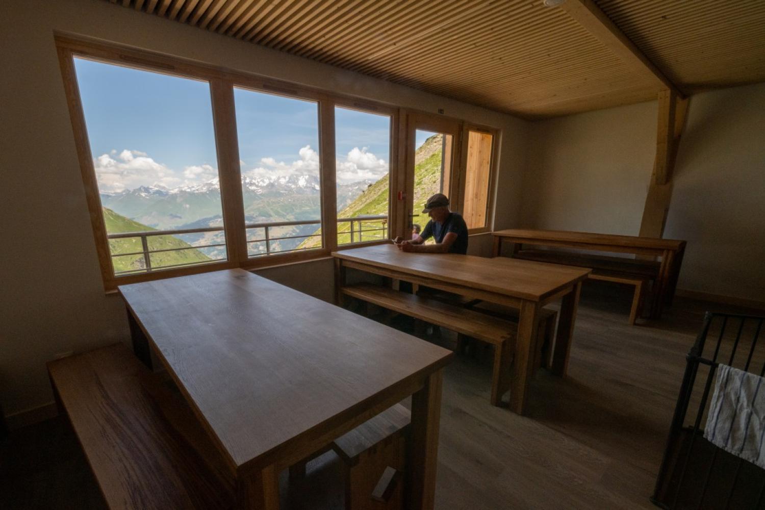 Salle de séjour du nouveau refuge de Turia (Villaroger), avec vue sur le Mont-Blanc  | F. Maurer - PNV