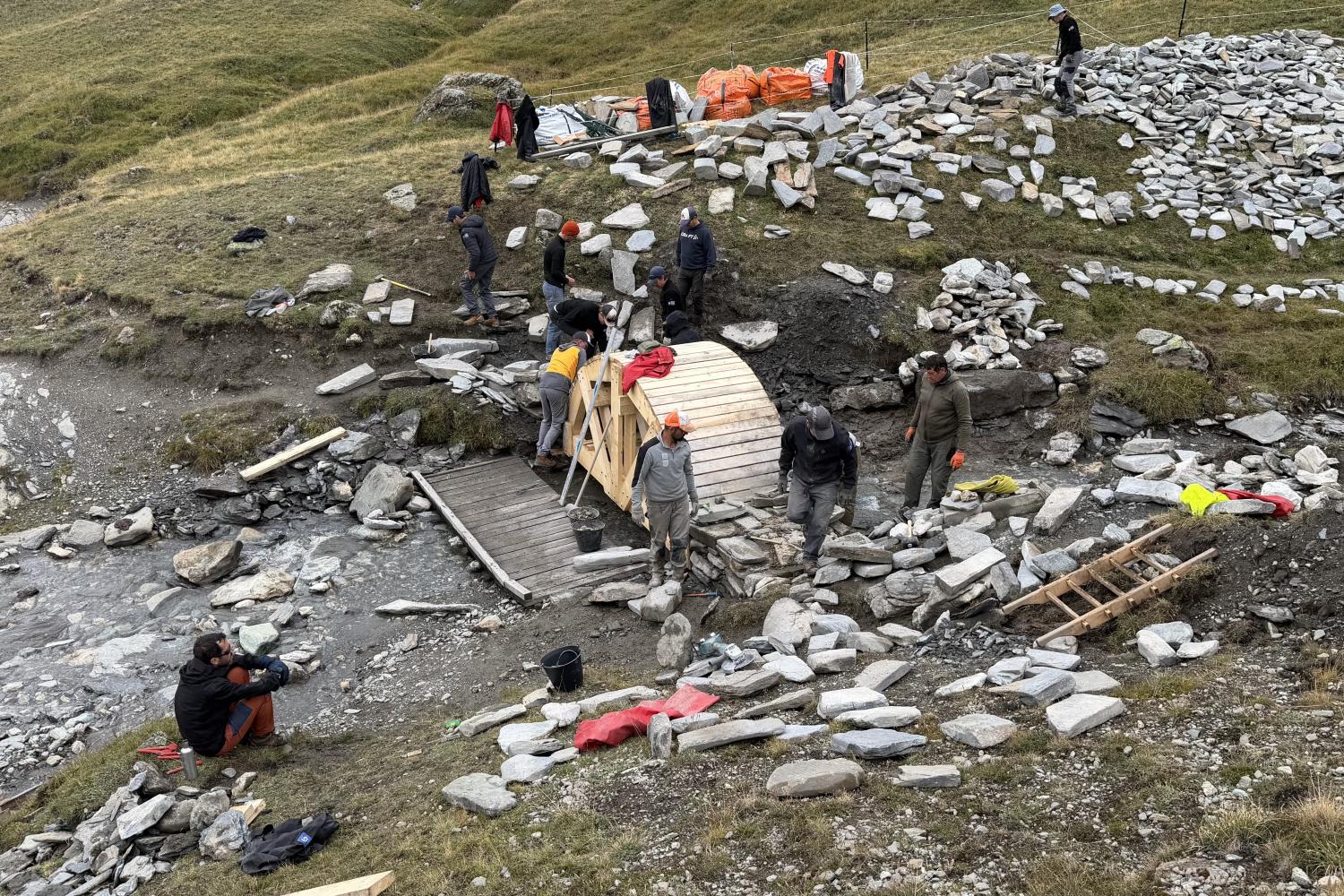 Construction du pont en pierre sèche à côté du refuge de la Femma