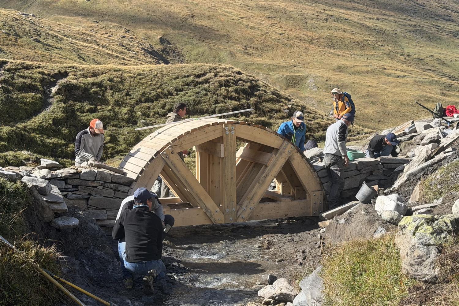 Construction du pont en pierre sèche à côté du refuge de la Femma