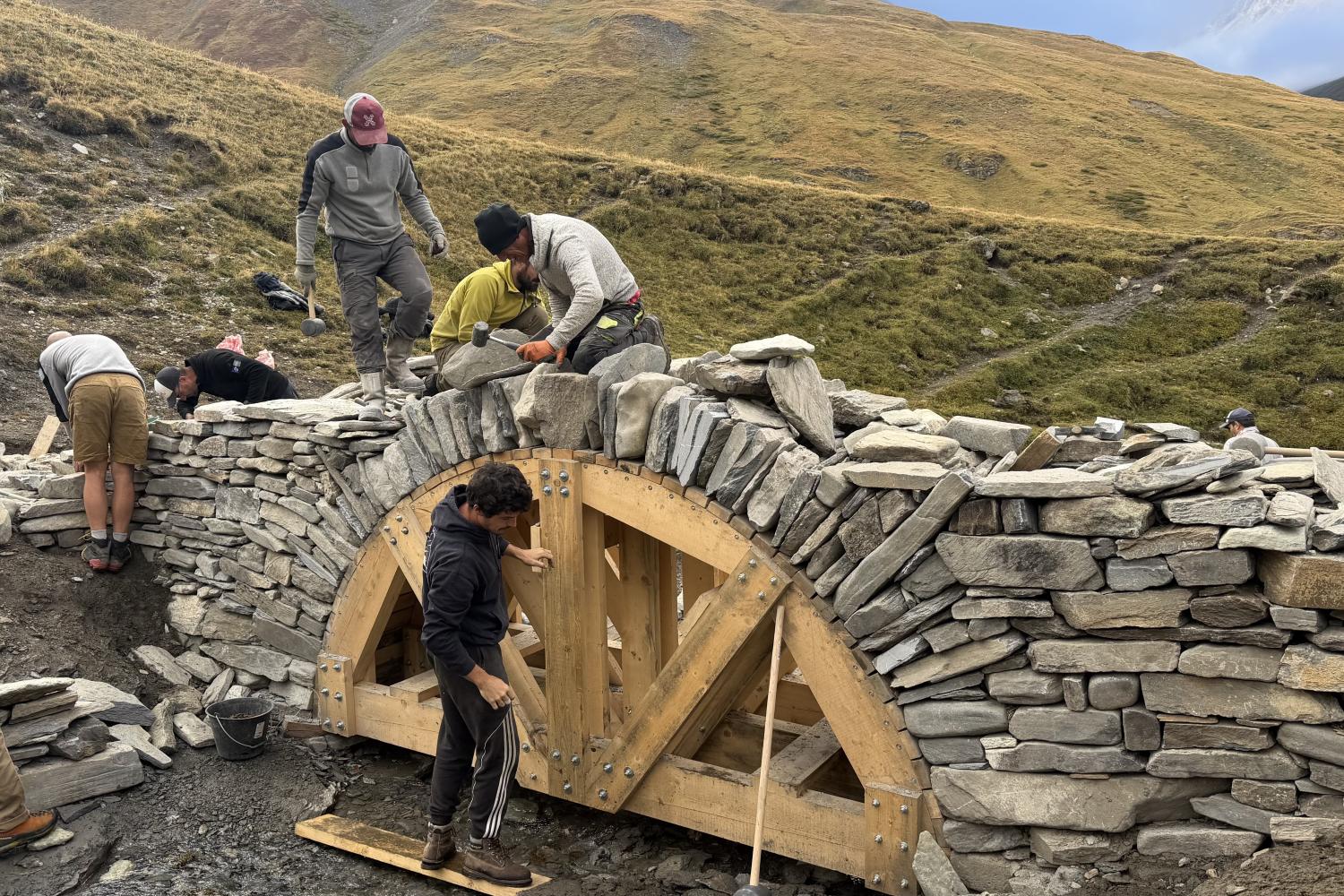 Construction du pont en pierre sèche à côté du refuge de la Femma