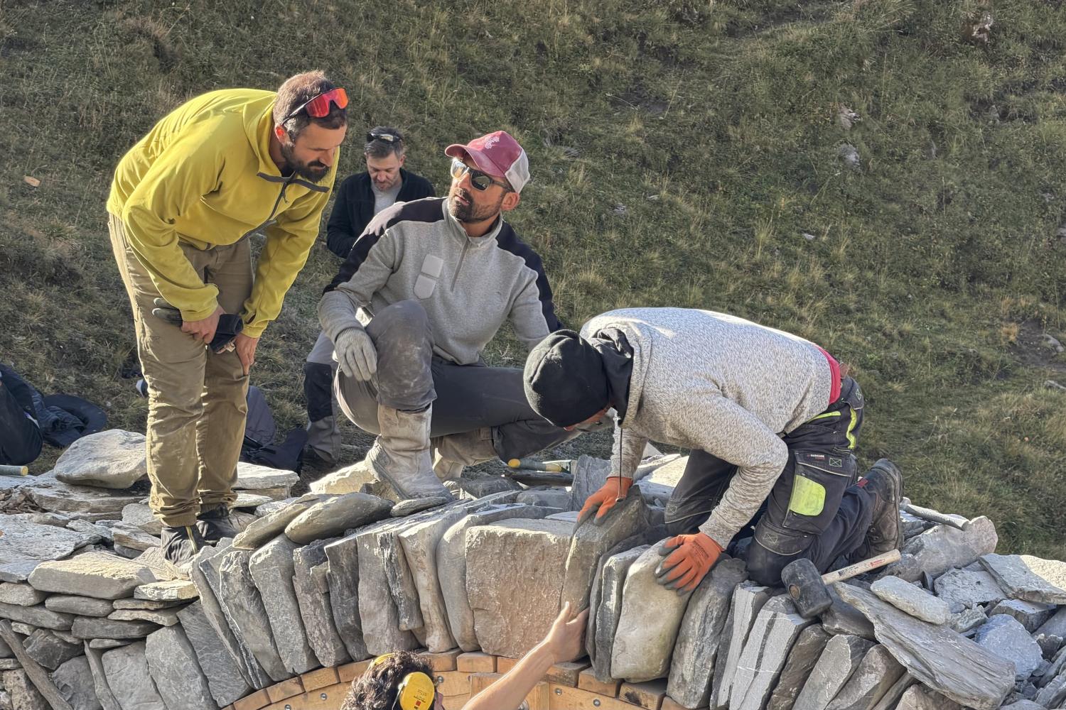 Construction du pont en pierre sèche à côté du refuge de la Femma