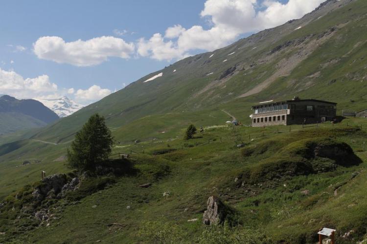 La Maison franco-italienne du Mont Cenis, lieu d'information et d'exposition - Le bâtiment au milieu des alpages du Mont Cenis