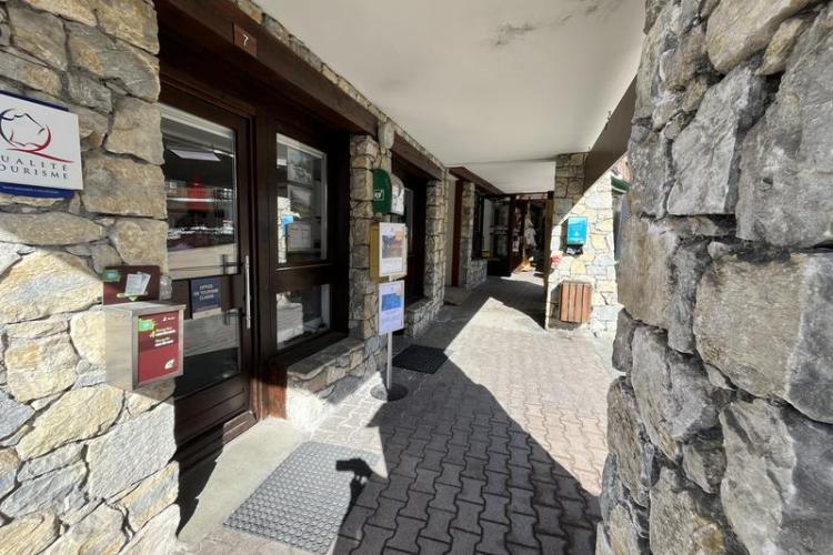 Office de Tourisme La Plagne Champagny-en-Vanoise_Champagny-en-Vanoise - Cheminement extérieur accès Office du Tourisme