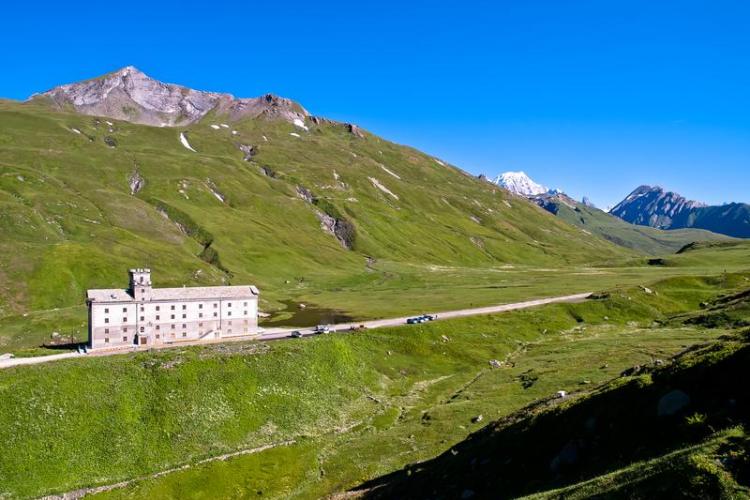 Bureau d'Information Touristique du Petit Saint-Bernard_Séez - Vue hospice et route du Col