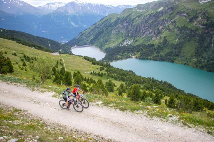 Transmaurienne Vanoise 2025 - Cyclistes au-dessus des barrages d'Aussois