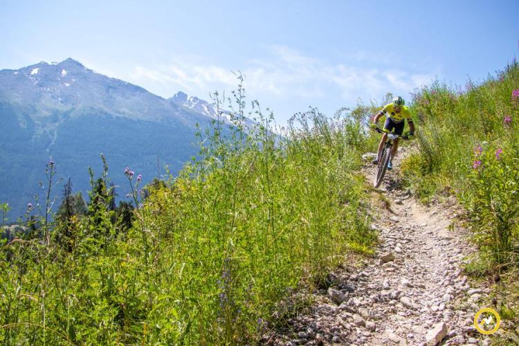 Transmaurienne Vanoise 2025 - Concurrent dans les alpages fleuris