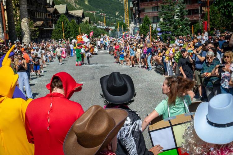 Ambiance à la Fête du Vieux Val de Val d'Isère en été - Ambiance à la Fête du Vieux Val de Val d'Isère en été