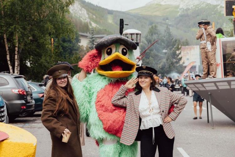 Fête du Vieux Val_Val-d'Isère - Mascotte lors du défilé des chars