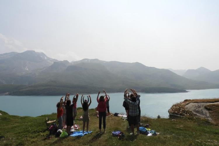 Initiation à la médecine chinoise à Val Cenis-Termignon - Groupe des personnes pratiquant le Qi Qong au-dessus du lac du Mont Cenis