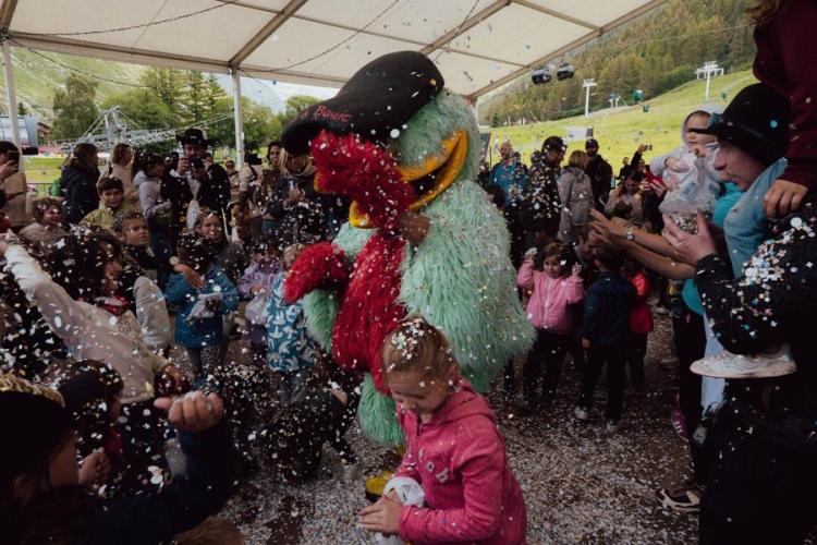Goûter et bataille de confettis_Val-d'Isère - Bataille de confettis à l'Amphithéâtre de Verdure