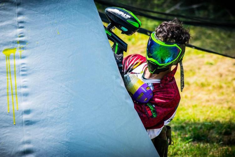 Archery Game à Bonneval sur Arc - Homme pratiquant du paintball