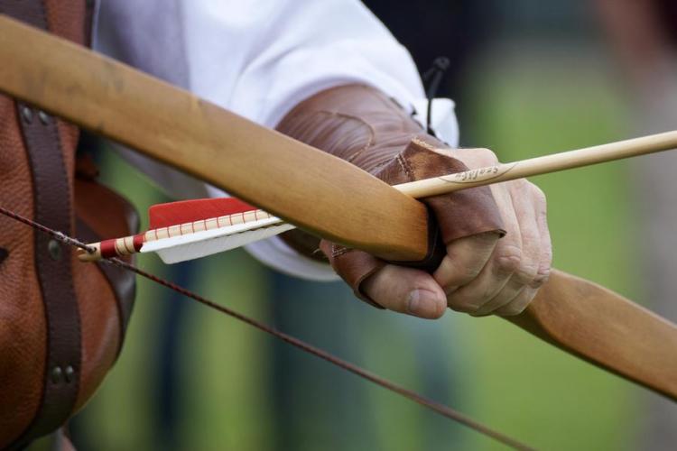 Soir&eacute;e Archery Game_Bonneval-sur-Arc - Main qui tient un arc et une fl&egrave;che