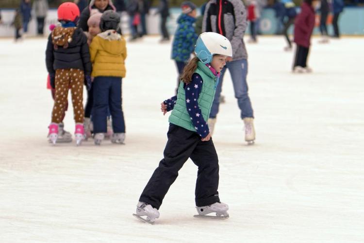 Animation à la patinoire de Bonneval - Gros pland  sur une petite fille qui fait du patin à glace