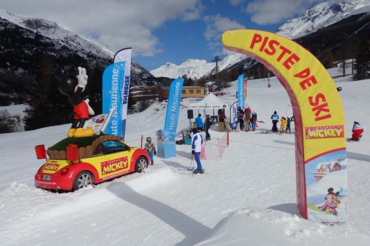 Challenge Boardercross Mickey &agrave; Val Cenis-Lanslevillard - D&eacute;part de la piste Mickey avec sa voiture
