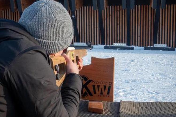 Challenge Tir laser Biathlon_Bonneval-sur-Arc - Une personne au tir laser couché