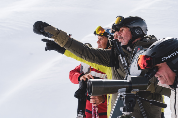 Observation de la faune hivernale &agrave; la longue-vue lors du rendez-vous avec les agents du Parc National de la Vanoise &agrave; Val d'Is&egrave;re - Observation de la faune hivernale &agrave; la longue-vue lors du rendez-vous avec les agents du Parc National de la Vanoise &agrave; Val d'Is&egrave;re