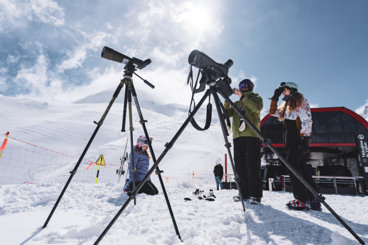 Observation de la faune hivernale &agrave; la longue-vue lors du rendez-vous avec les agents du Parc National de la Vanoise &agrave; Val d'Is&egrave;re - Observation de la faune hivernale &agrave; la longue-vue lors du rendez-vous avec les agents du Parc National de la Vanoise &agrave; Val d'Is&egrave;re