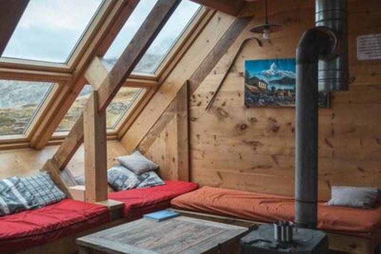 Refuge la Dent Parrachée_Aussois - Le salon avec poêle à bois