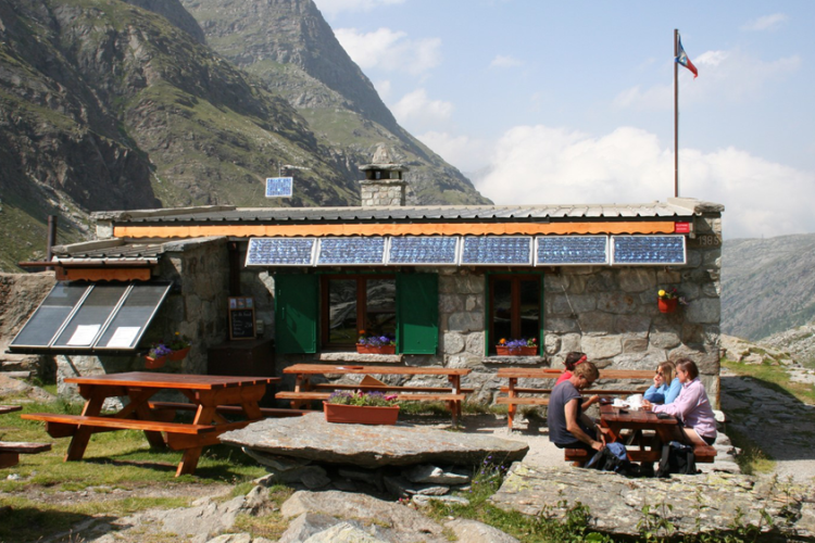 Refuge d'Ambin à Val Cenis-Bramans - Randonneurs devant le refuge d'Ambin