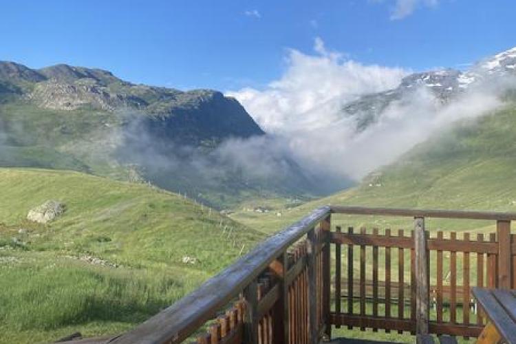 Le Refuge d'Entre-Deux-Eaux à Val Cenis Termignon - Vue sur la vallée depuis le balcon
