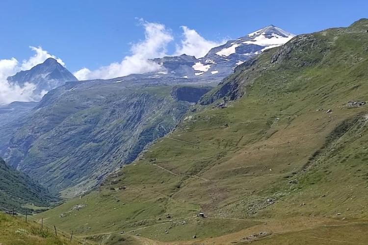 Le Refuge d'Entre-Deux-Eaux à Val Cenis Termignon - Vue sur la Dent Parrachée et le Dôme de Chasseforêt