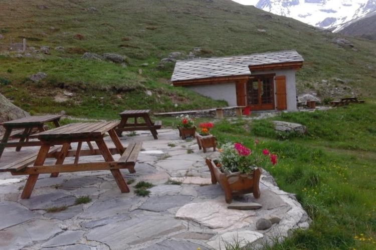 Le Refuge d'Entre-Deux-Eaux à Val Cenis Termignon - La terrasse avec ses tables de pique-nique