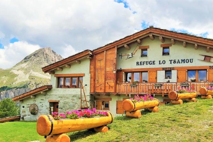 Refuge Lo Tsamou à Val Cenis Bramans - Le refuge et ses jardinières en bois