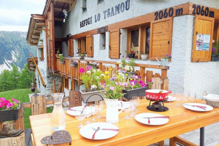Refuge Lo Tsamou à Val Cenis Bramans - Une table prête pour une fondue sur la terrasse