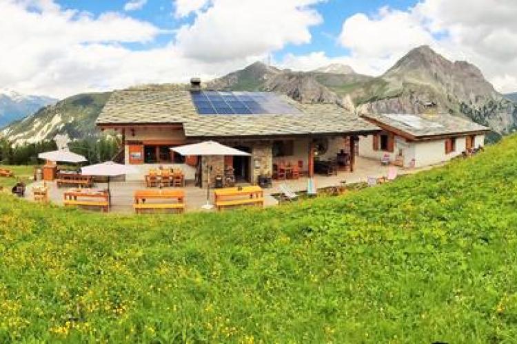 Refuge Lo Tsamou à Val Cenis Bramans - Le refuge et sa vue panoramique sur la Haute Maurienne