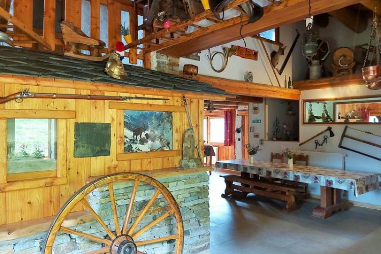 Refuge Lo Tsamou à Val Cenis Bramans - L'entrée du refuge en direction de la salle de restaurant