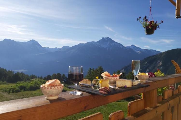 Refuge Lo Tsamou à Val Cenis Bramans - Planche fromages-charcuterie face à la Dent Parrachée