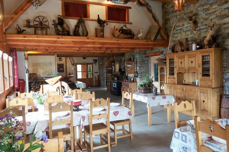 Refuge Lo Tsamou à Val Cenis Bramans - La salle de restaurant côté entrée
