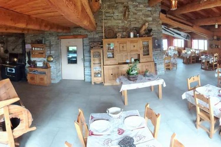 Refuge Lo Tsamou à Val Cenis Bramans - Vue panoramique de la salle de restaurant