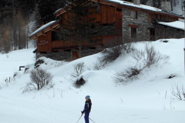 Refuge-gite du Suffet à Val Cenis-Bramans - Un enfant en ski de fond devant le refuge