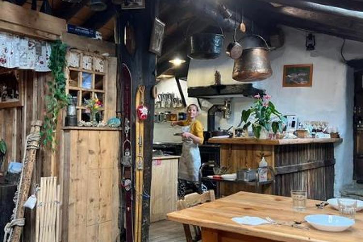 Refuge l'Auberge de Bellecombe à Val Cenis-Termignon - Cuisine et salle de restauration, déco authentique