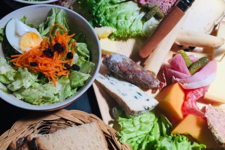 Refuge l'Auberge de Bellecombe à Val Cenis-Termignon - Planche charcuterie-fromage colorées, salade composée.