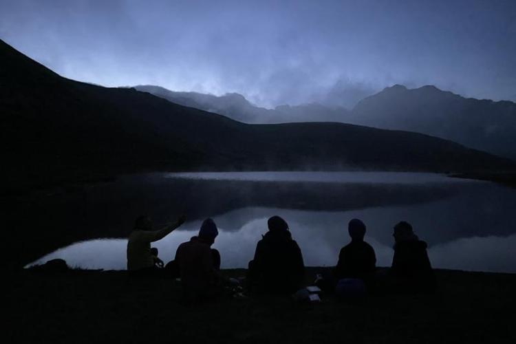 Refuge l'Auberge de Bellecombe à Val Cenis-Termignon - Groupe devant le Plan du Lac à la nuit tombée