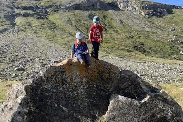 Refuge l'Auberge de Bellecombe à Val Cenis-Termignon - Deux petits aventuriers sur un rocher